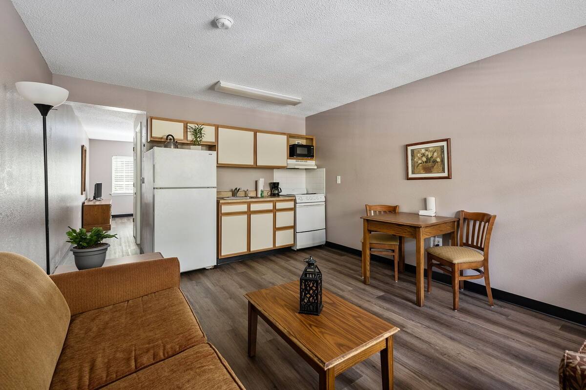 standard suite, 1 queen bed | living area | 43-inch tv with cable channels, hulu