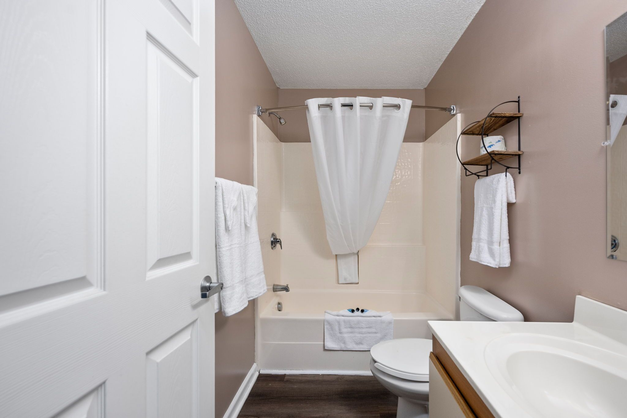 standard suite, 1 king bed | bathroom | combined shower/bathtub, free toiletries, hair dryer, towels