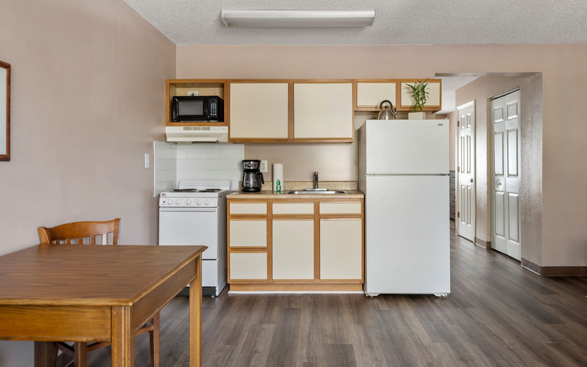 basic double room | private kitchen | microwave, oven, stovetop, coffee/tea maker