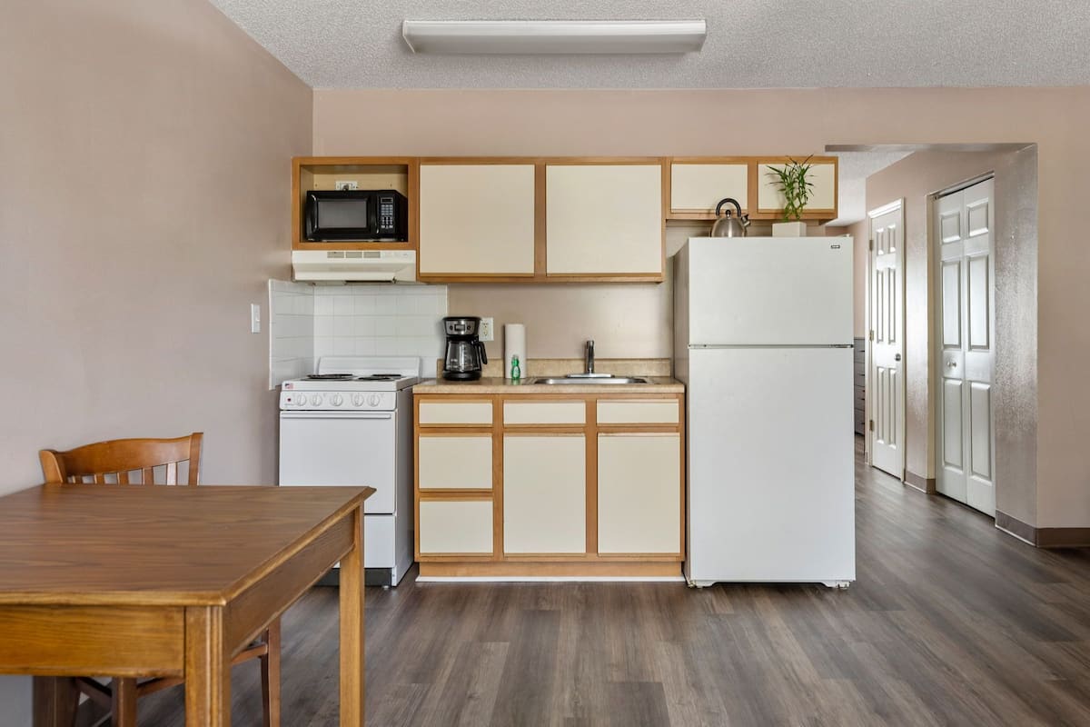 basic double room | private kitchen | microwave, oven, stovetop, coffee/tea maker