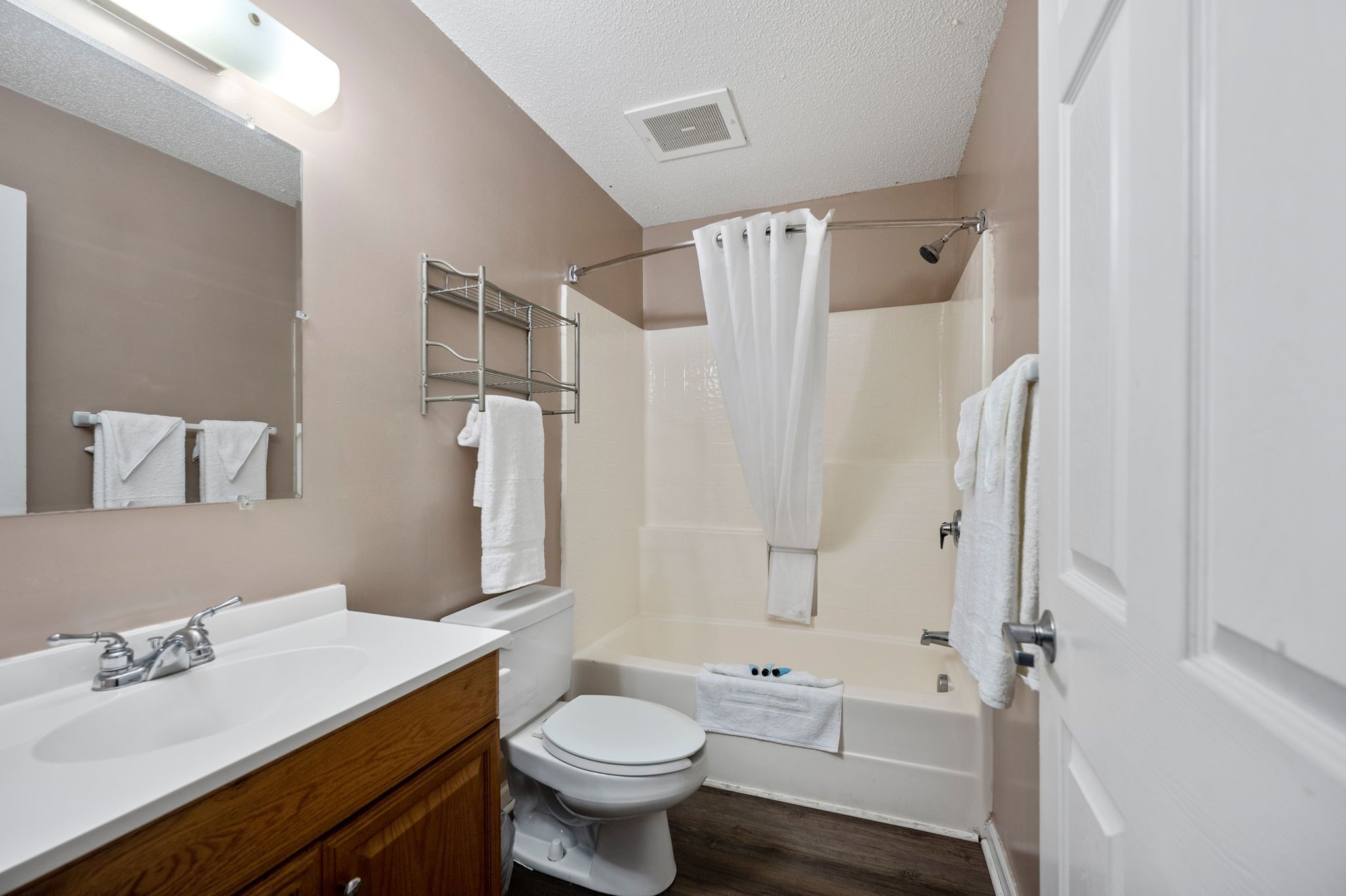 basic double room | bathroom | combined shower/bathtub, free toiletries, hair dryer, towels