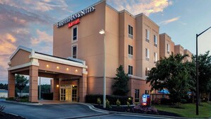 A Fairfield Inn & Suites Marriott hotel with a modern facade, a covered entrance, and a landscaped front yard. - Fairfield by Marriott Inn and Suites Augusta Fort Eisenhower Area (Augusta)
