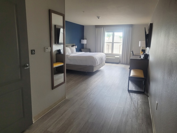 Escritorio, espacio para trabajar con laptop y cortinas blackout