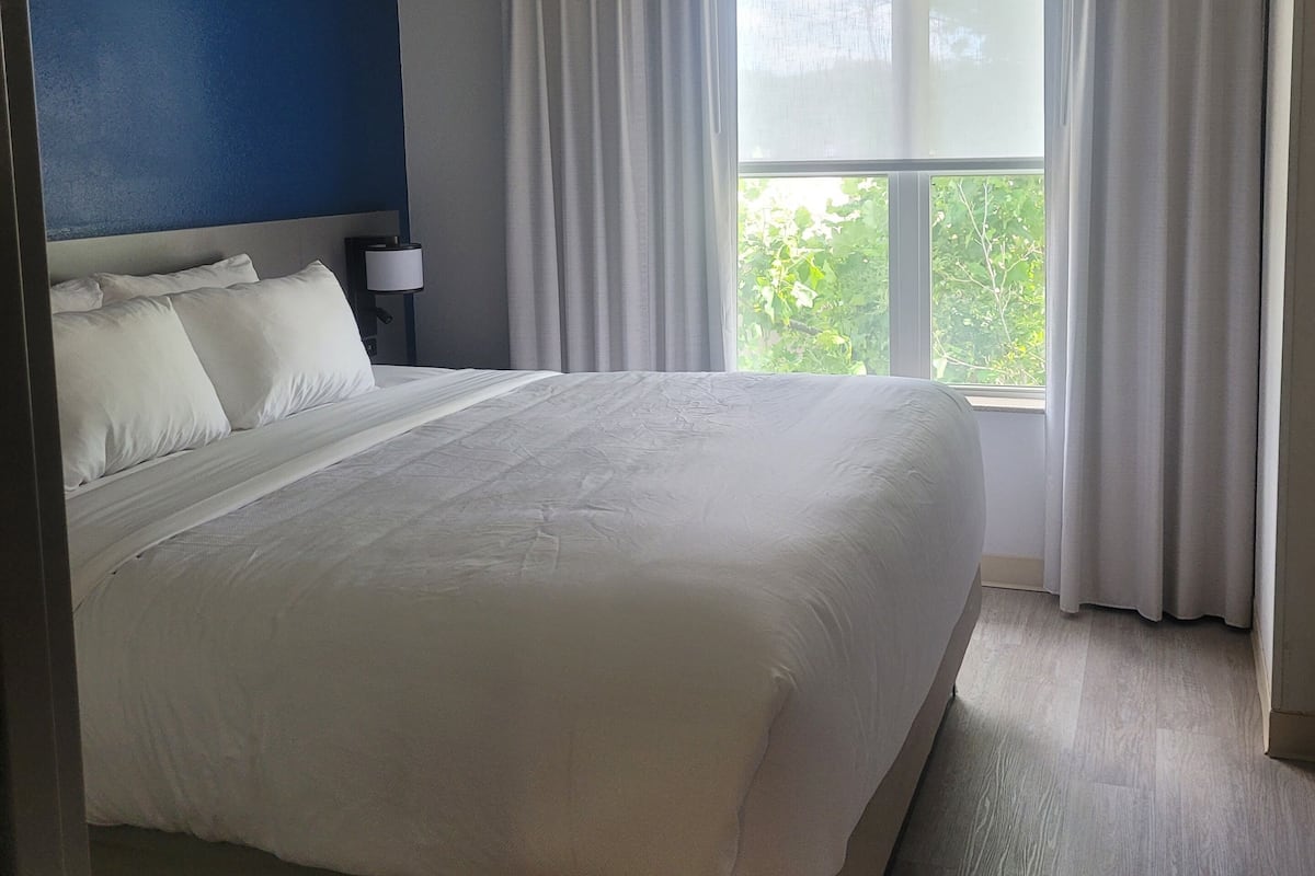 1 habitación, escritorio y espacio para trabajar con laptop