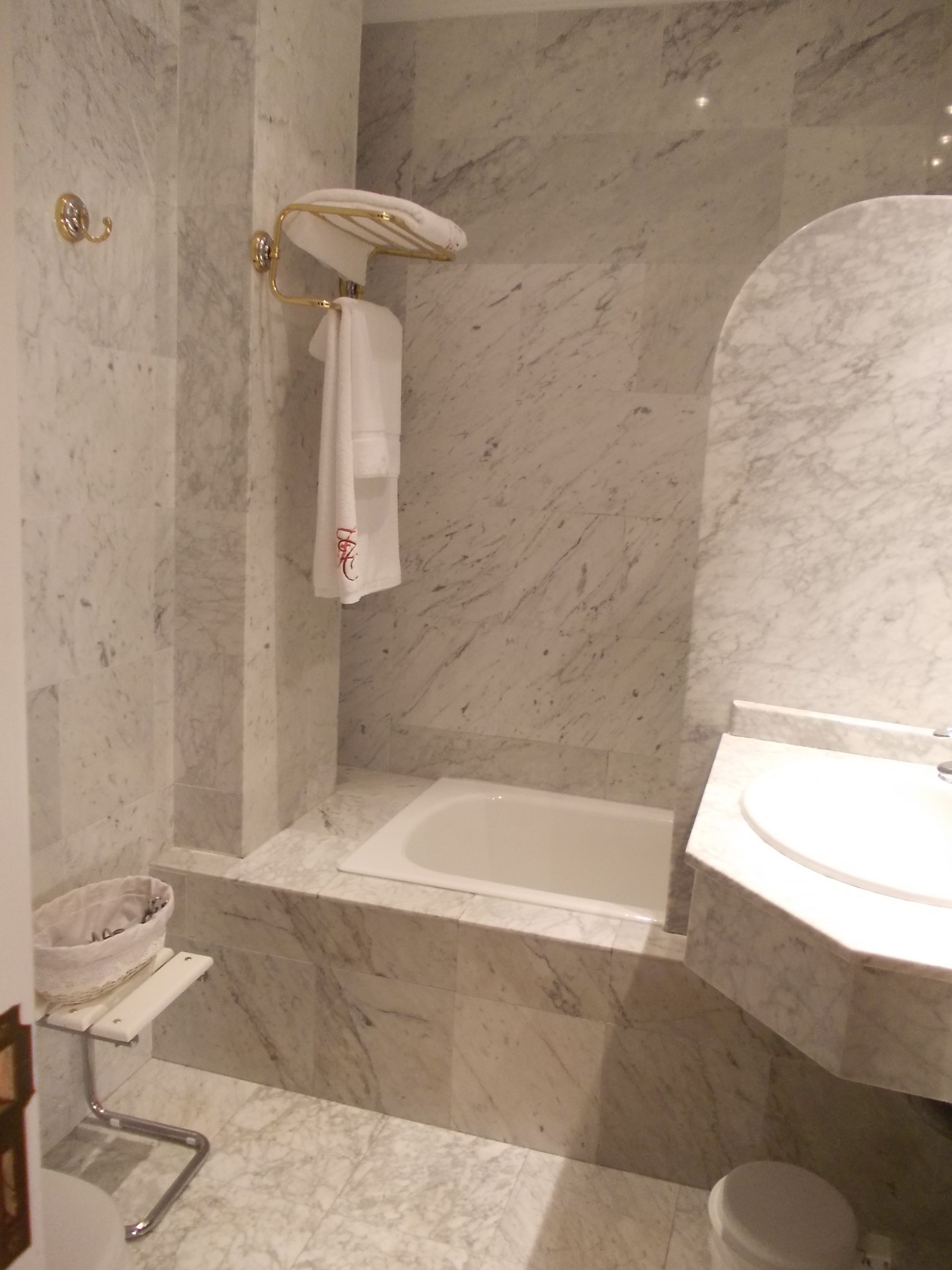 classic double room | bathroom | shower, free toiletries, hair dryer, towels