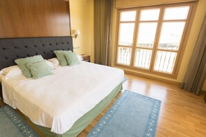 Suite – junior | Minibar, skrivebord, blendingsgardiner og strykejern/-brett