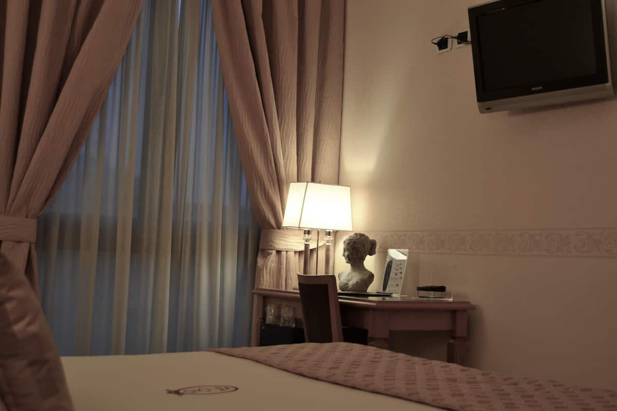 Comfort Single Room | Egyptian cotton sheets, premium bedding, memory foam beds, minibar