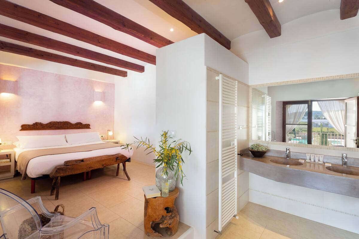 Luxe beddengoed, een minibar, een kluis op de kamer