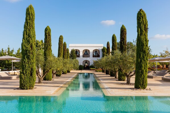 Outdoor pool, pool umbrellas, sun loungers