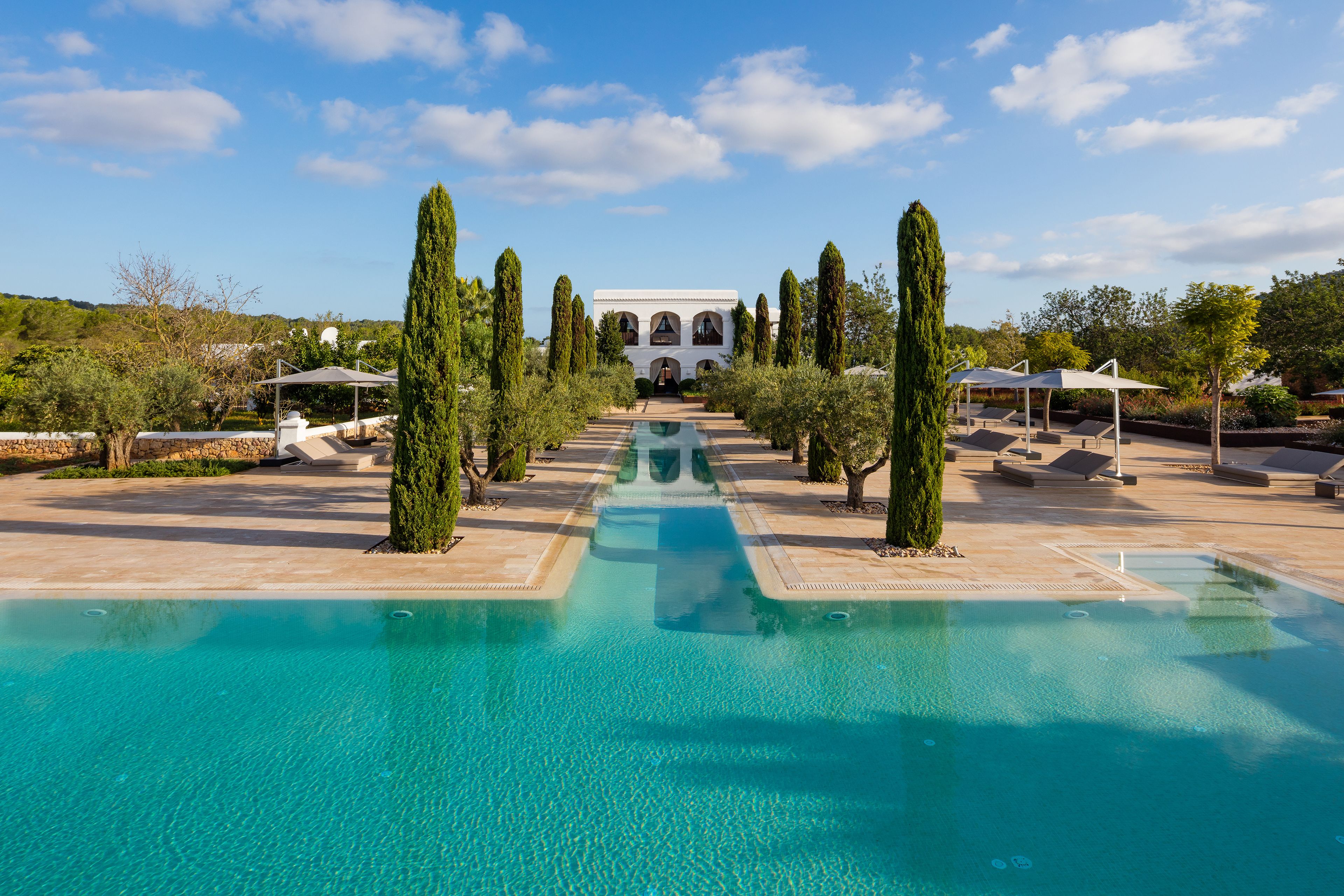 室外游泳池，池畔遮阳伞，日光浴躺椅