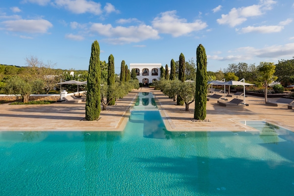 Ulkouima-allas, aurinkovarjoja, aurinkotuoleja