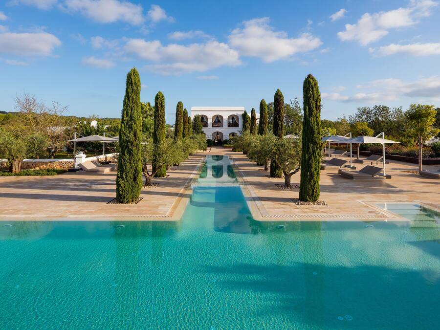 Udendørs pool, parasoller, liggestole