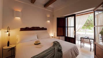 Habitación doble | Ropa de cama de alta calidad, minibar, caja fuerte