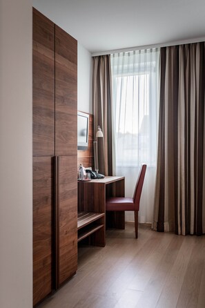 Standard Double Room | Living area | 38-inch flat-screen TV with satellite channels, TV - H+ Hotel Ried (Ried im Innkreis)