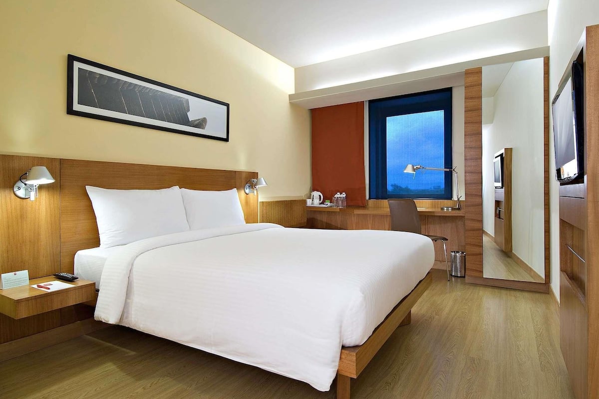 Premium bedding, down duvets, minibar, in-room safe