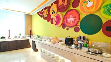 Desayuno buffet (INR 618 por persona)