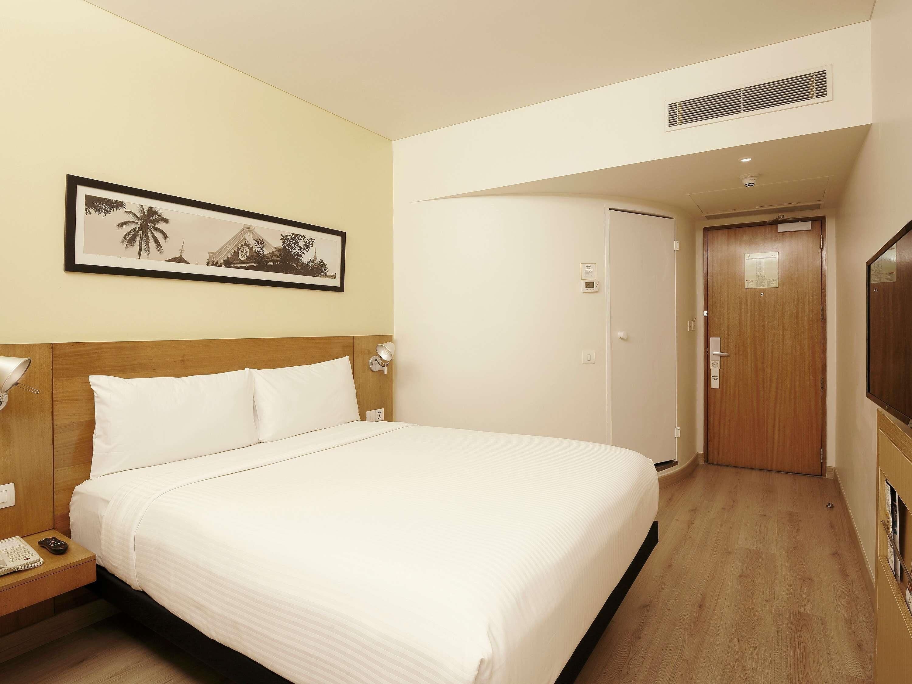 Standard Room, 1 Queen Bed | Premium bedding, down comforters, minibar, in-room safe