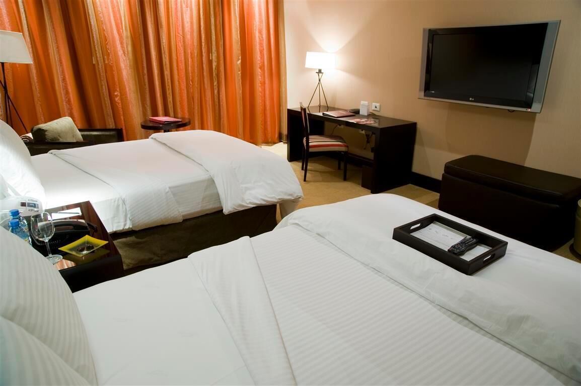 Een minibar, een kluis op de kamer, een bureau, extra bedden (toeslag)
