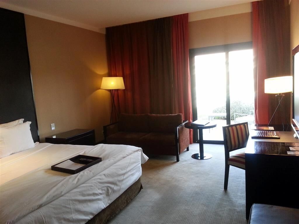 Een minibar, een kluis op de kamer, een bureau, extra bedden (toeslag)
