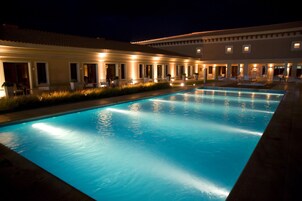 室外泳池；泳池傘、躺椅