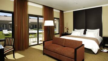 Minibar, caja de seguridad en la habitación y escritorio