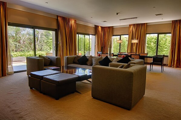 總統開放式套房 | 客廳 | 42 吋LCD 電視連有線電視頻道、電視