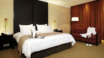 Standard Room, 1 King Bed, Pool View, Poolside | Minibar, in-room safe, desk, rollaway beds