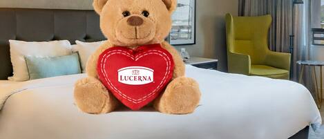 Deluxe Room, 1 King Bed | In-room safe, desk, iron/ironing board, free WiFi