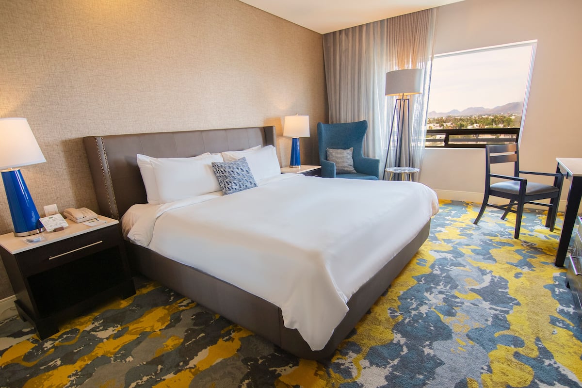 Lucerna Select, 1 King Bed | In-room safe, desk, iron/ironing board, free WiFi