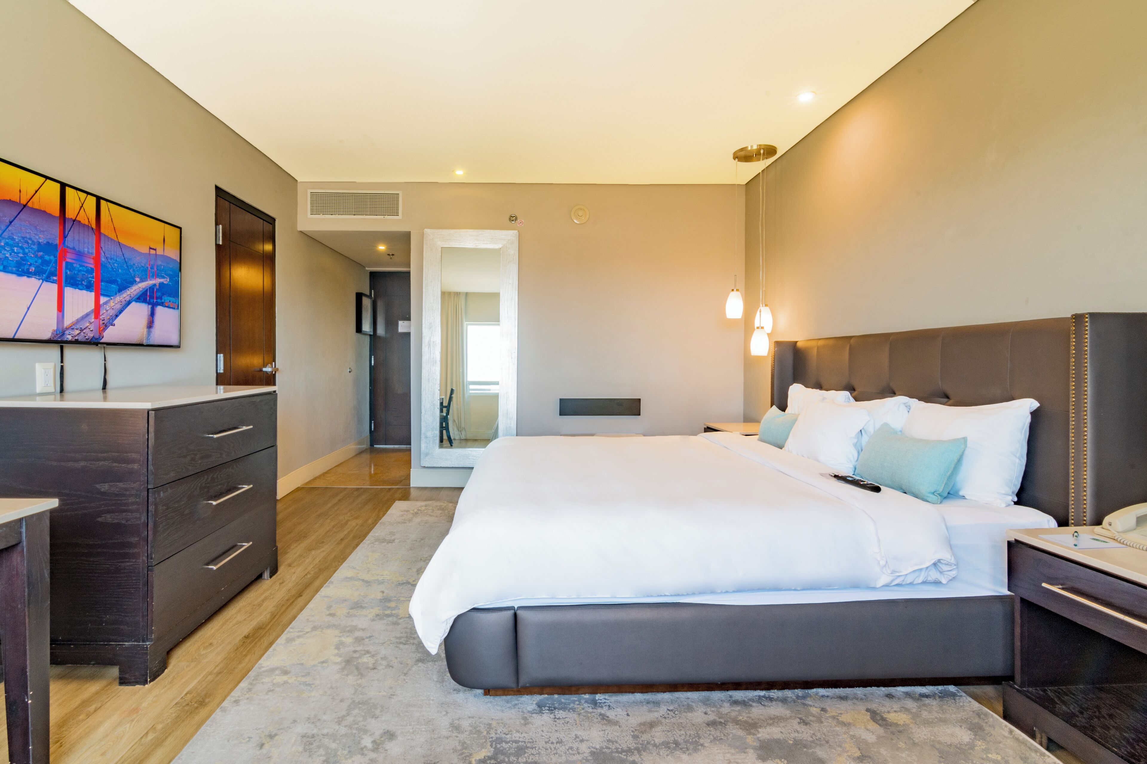 deluxe room, 1 king bed | in-room safe, desk, iron/ironing board, free wifi