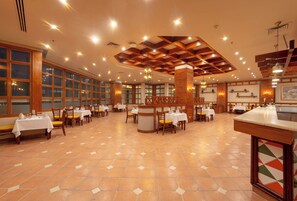2 Restaurants; Frühstück, Mittagessen und Abendessen werden serviert