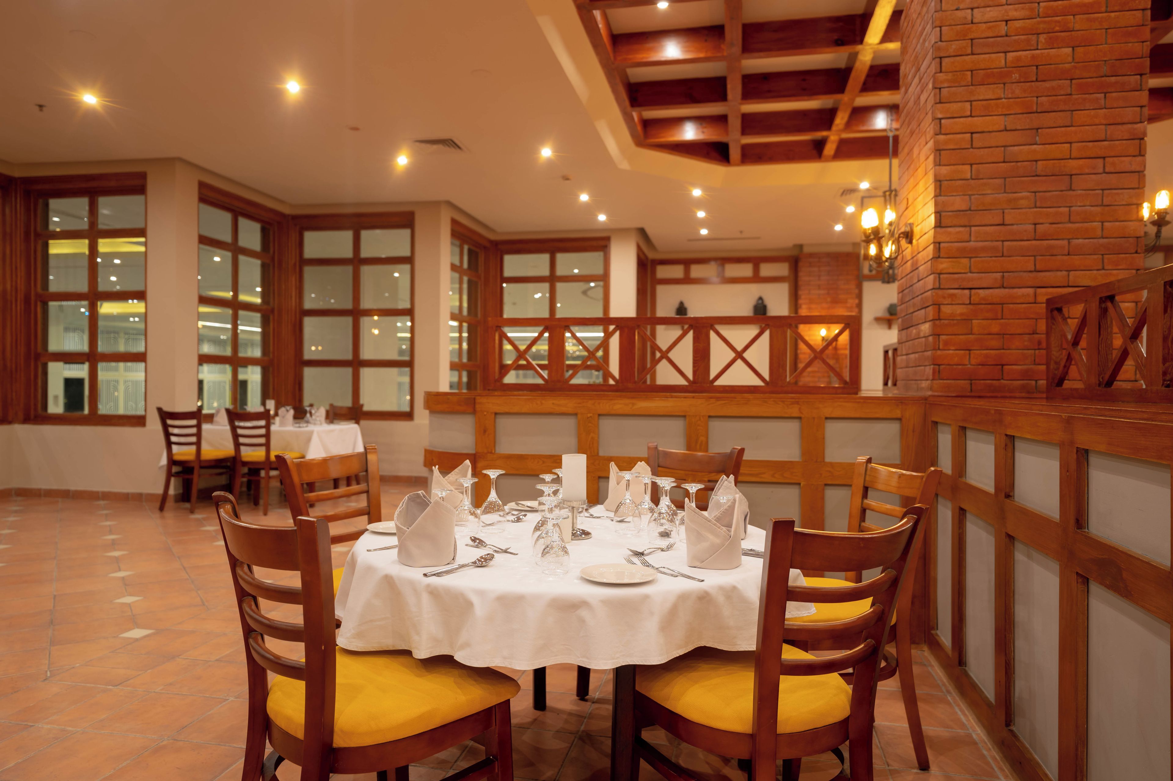 2 restoran; melayani sarapan, makan siang, dan makan malam