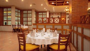 2 restoran; melayani sarapan, makan siang, dan makan malam