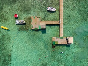 Pantai pribadi, kursi berjemur, payung pantai, dan scuba diving