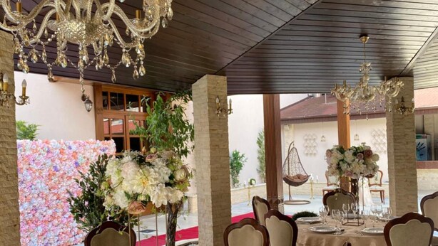 An indoor dining area with round tables, chairs, and chandeliers. - Hotel Impero (Oradea)