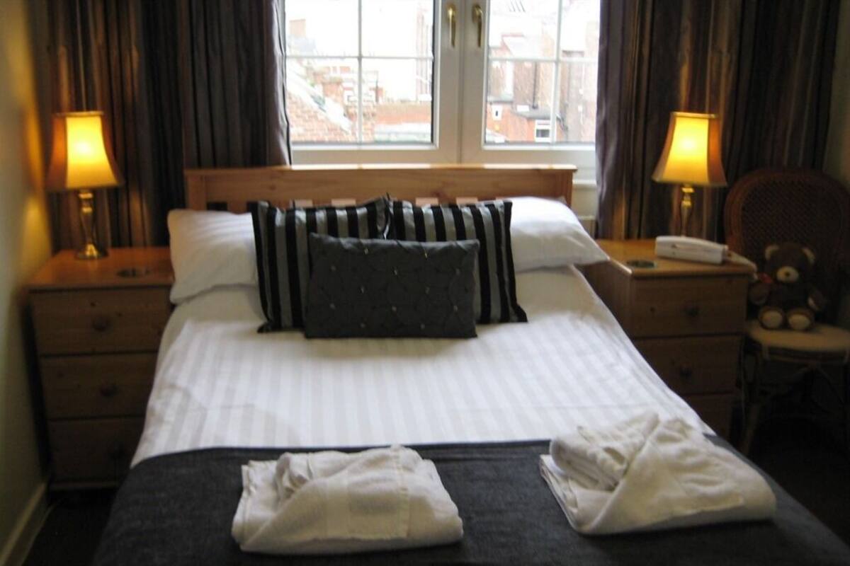 Chambre Double, salle de bains attenante (Small (4ft Double Bed))