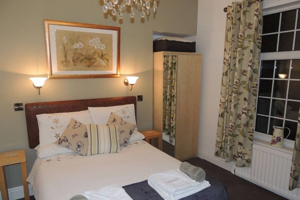Chambre Double, salle de bains attenante