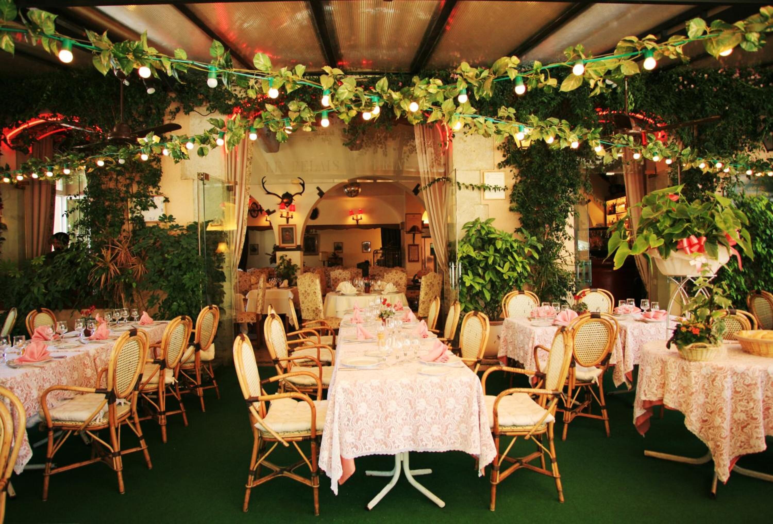 2 restaurants, breakfast, lunch, dinner served; French cuisine 