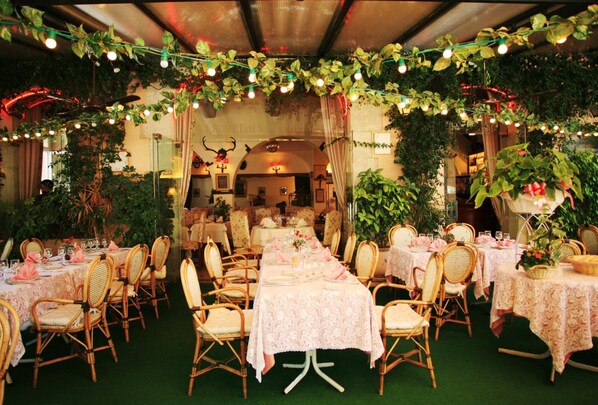 2 restaurants, breakfast, lunch, dinner served; French cuisine