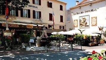 2 restaurants, breakfast, lunch, dinner served; French cuisine