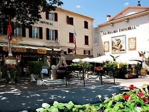 2 restaurants, breakfast, lunch, dinner served; French cuisine