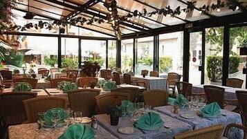 2 restaurantes; se sirven desayunos, almuerzos, cenas y cocina francesa