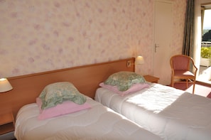 Minibar, free cots/infant beds, rollaway beds, free WiFi - Logis Hotel Le Relais Imperial (Saint-Vallier-de-Thiey)