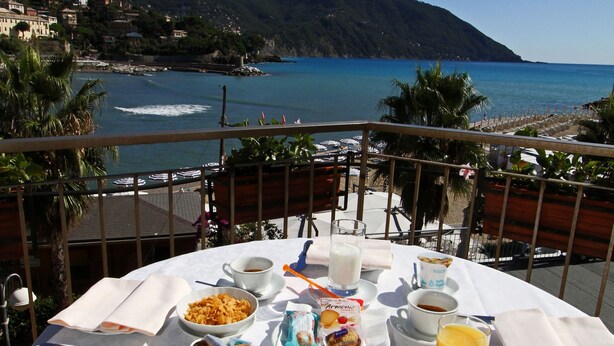 Outdoor dining - Hotel Elena (Recco)