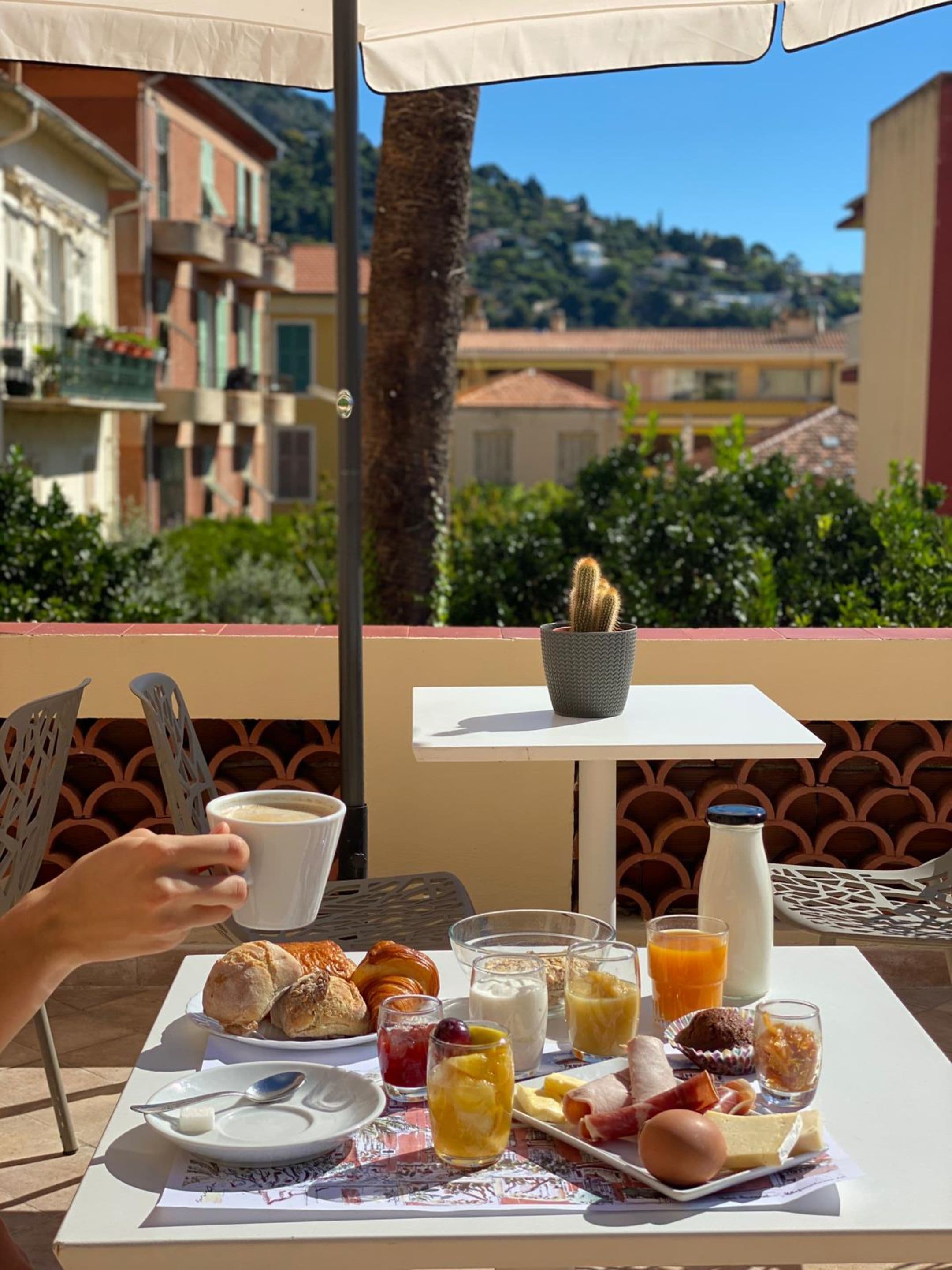 Petit déjeuner buffet servi tous les jours en supplément