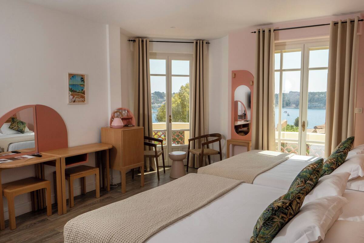 Habitación cuádruple superior, vista al mar | Wifi gratis y ropa de cama 