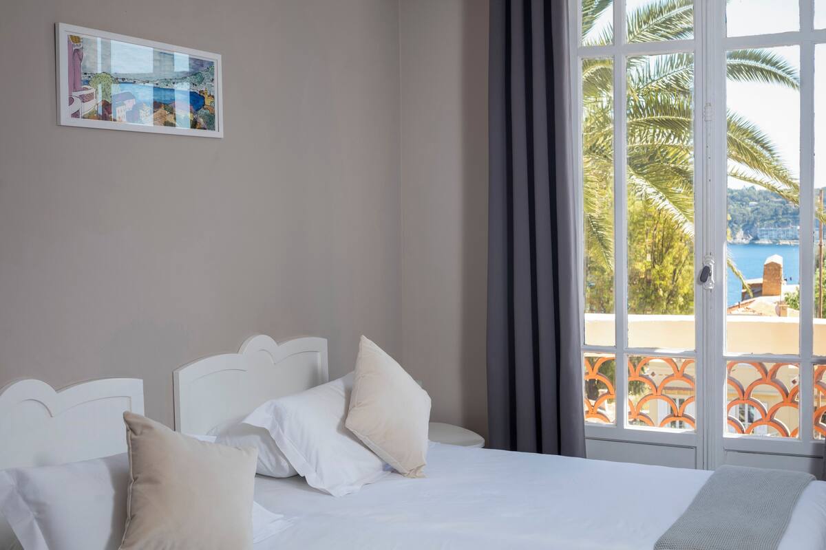 Habitación clásica con 1 cama matrimonial o 2 individuales, vista al mar | Wifi gratis y ropa de cama 