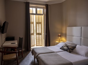 Superior Double or Twin Room, Sea View | Free WiFi, bed sheets - Hôtel Le Provençal (Villefranche-sur-Mer)