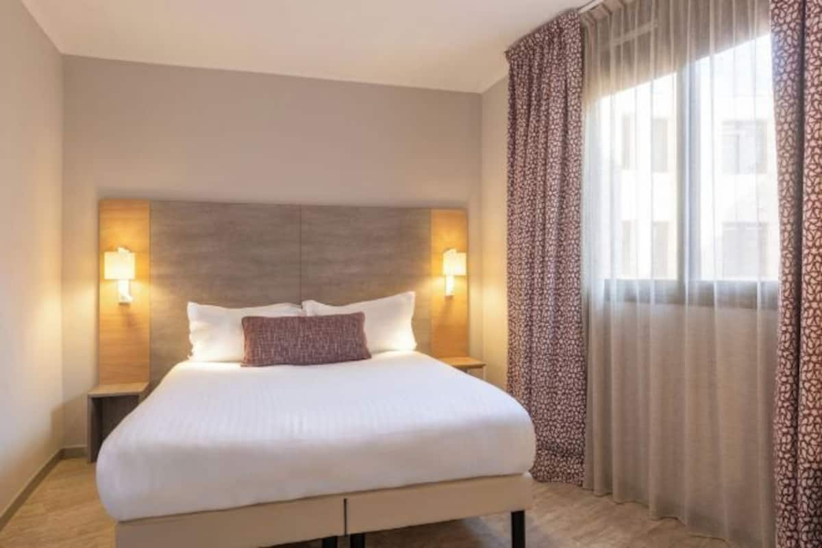 Minibar, in-room safe, desk, laptop workspace