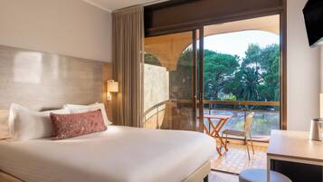 Minibar, Zimmersafe, Schreibtisch, laptopgeeigneter Arbeitsplatz